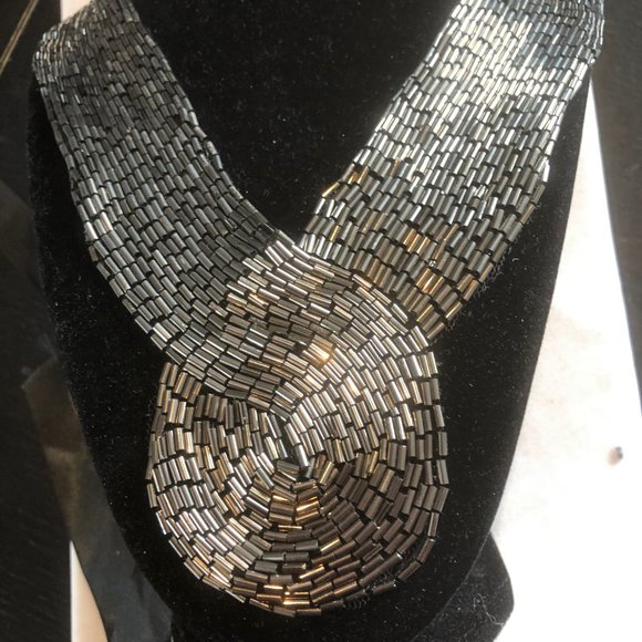 Gorgeous hand-beaded necklace - Picture 3 of 4